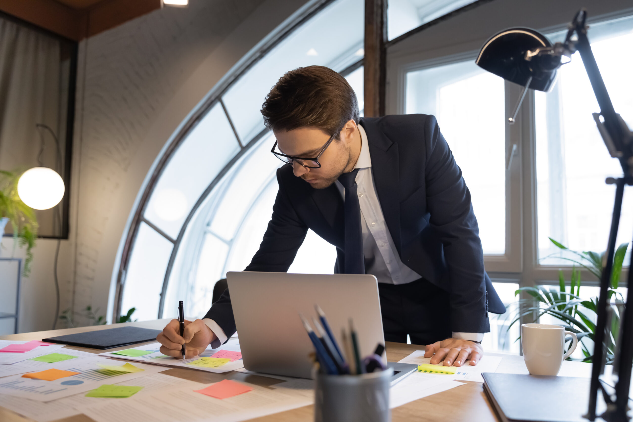 Concentrated,Caucasian,Young,Businessman,In,Formal,Suit,Handwrite,Prepare,Company